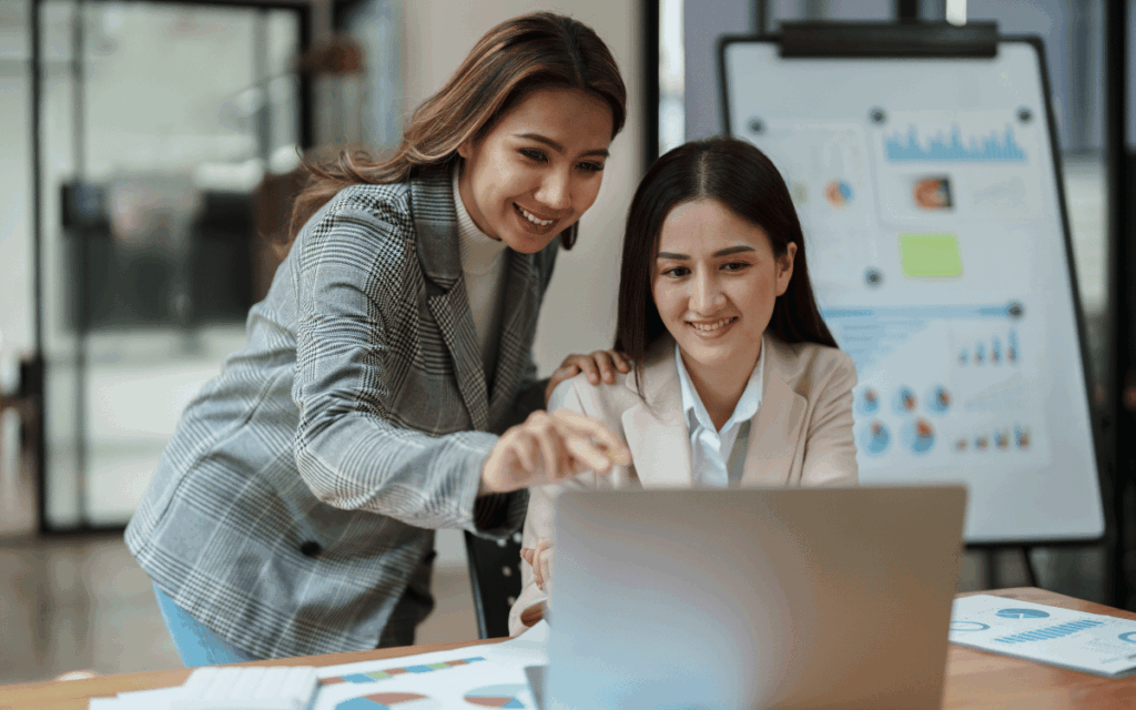 Professionals revisant documentació legal en una oficina d’assessoria en la Costa Brava